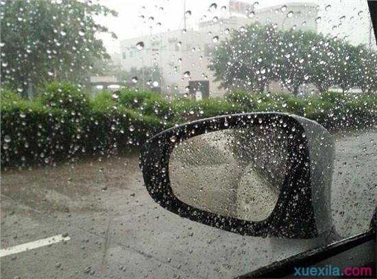 下雨天开车挡风玻璃有雾气怎么办